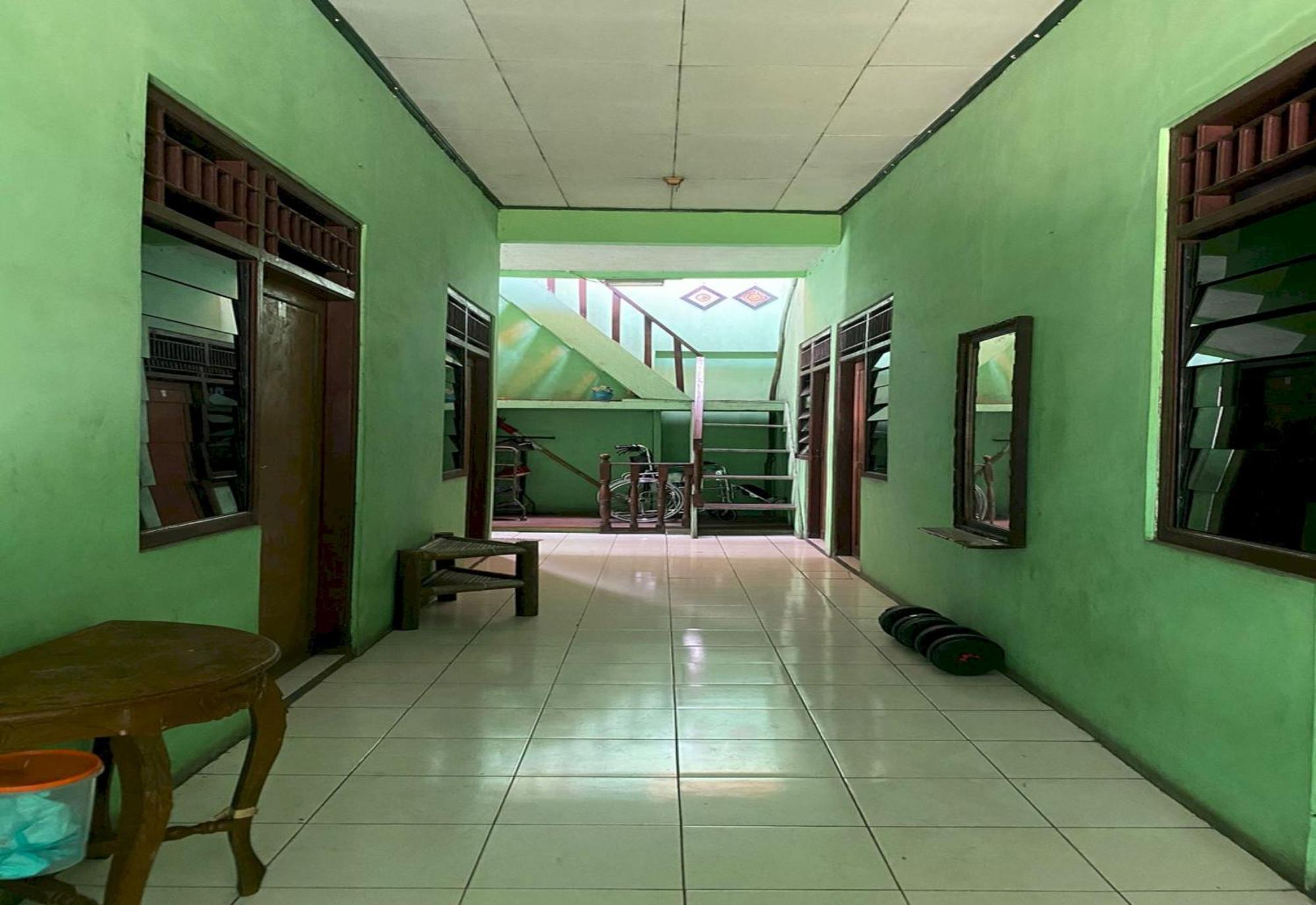 Spot On 94166 Kost Bunda Syariah Hotel Бекаси Екстериор снимка