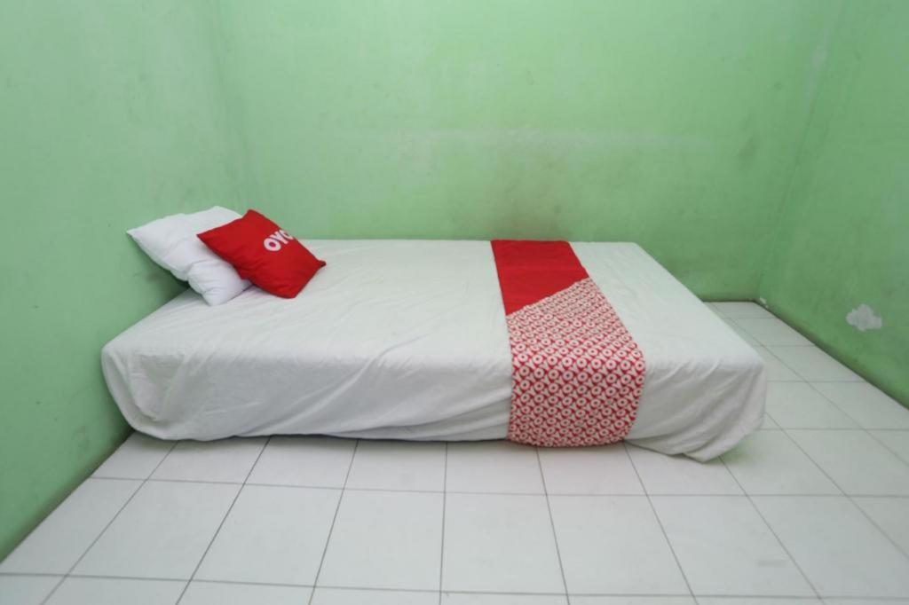 Spot On 94166 Kost Bunda Syariah Hotel Бекаси Екстериор снимка