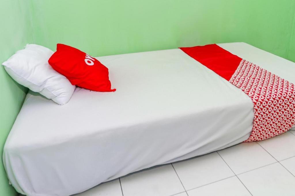Spot On 94166 Kost Bunda Syariah Hotel Бекаси Екстериор снимка