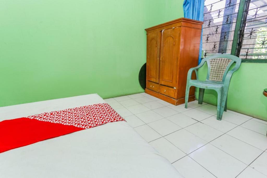 Spot On 94166 Kost Bunda Syariah Hotel Бекаси Екстериор снимка