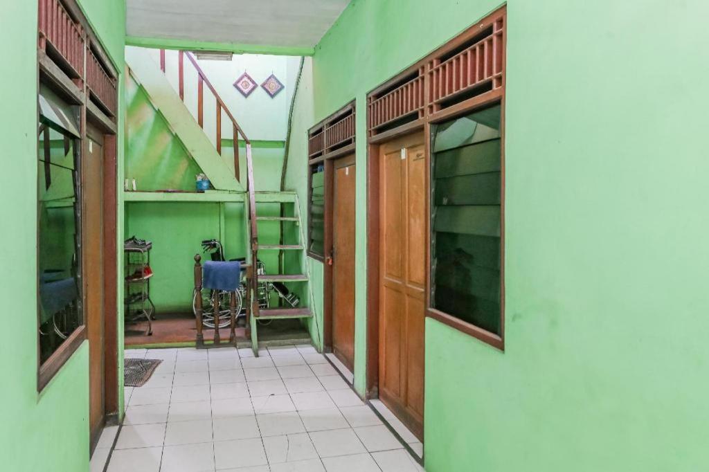 Spot On 94166 Kost Bunda Syariah Hotel Бекаси Екстериор снимка