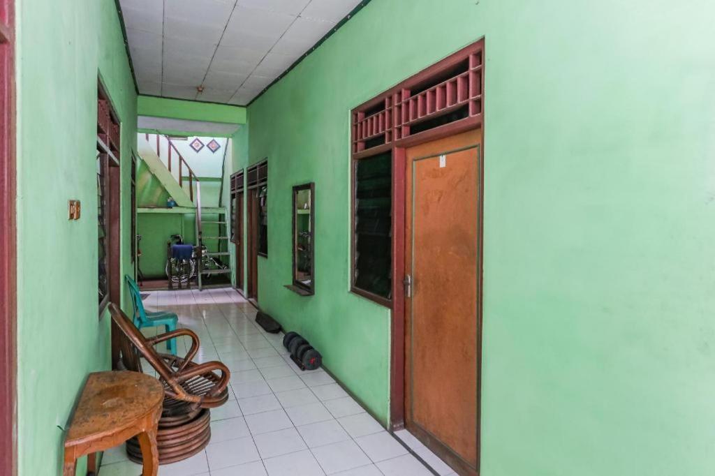 Spot On 94166 Kost Bunda Syariah Hotel Бекаси Екстериор снимка