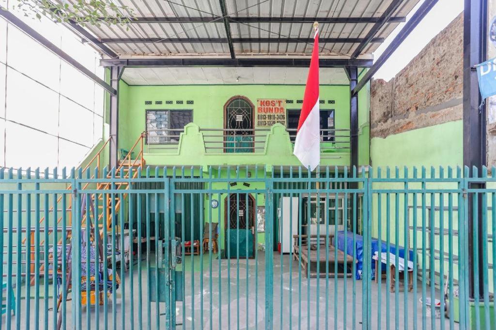 Spot On 94166 Kost Bunda Syariah Hotel Бекаси Екстериор снимка