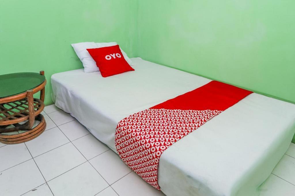 Spot On 94166 Kost Bunda Syariah Hotel Бекаси Екстериор снимка