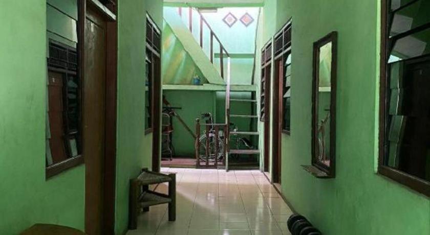 Spot On 94166 Kost Bunda Syariah Hotel Бекаси Екстериор снимка