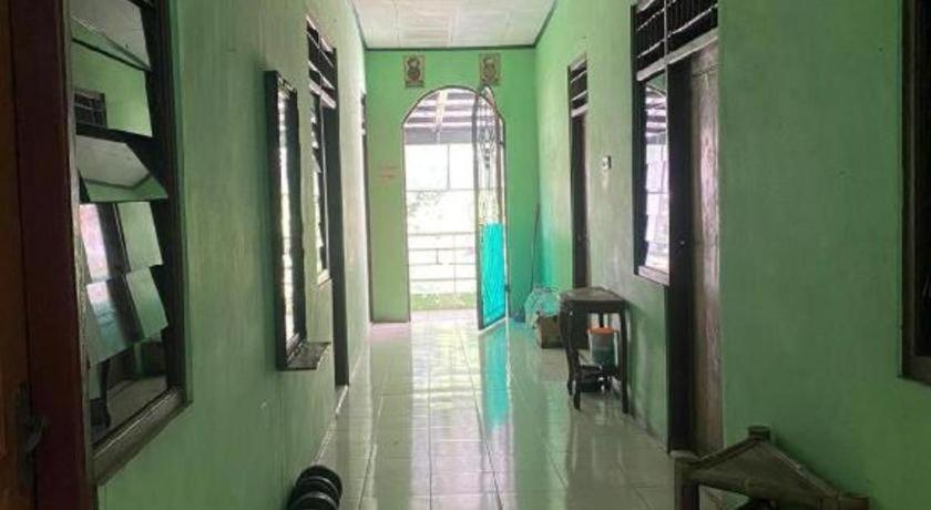 Spot On 94166 Kost Bunda Syariah Hotel Бекаси Екстериор снимка